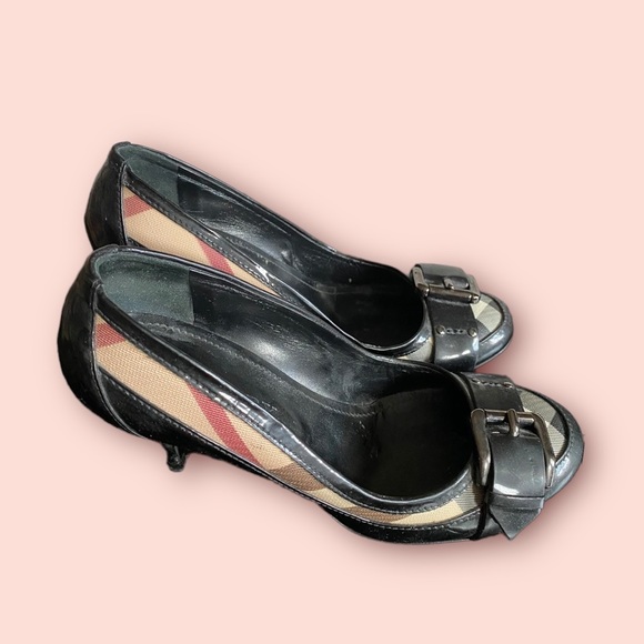 Burberry Round Toe Pumps - Picture 1 of 3